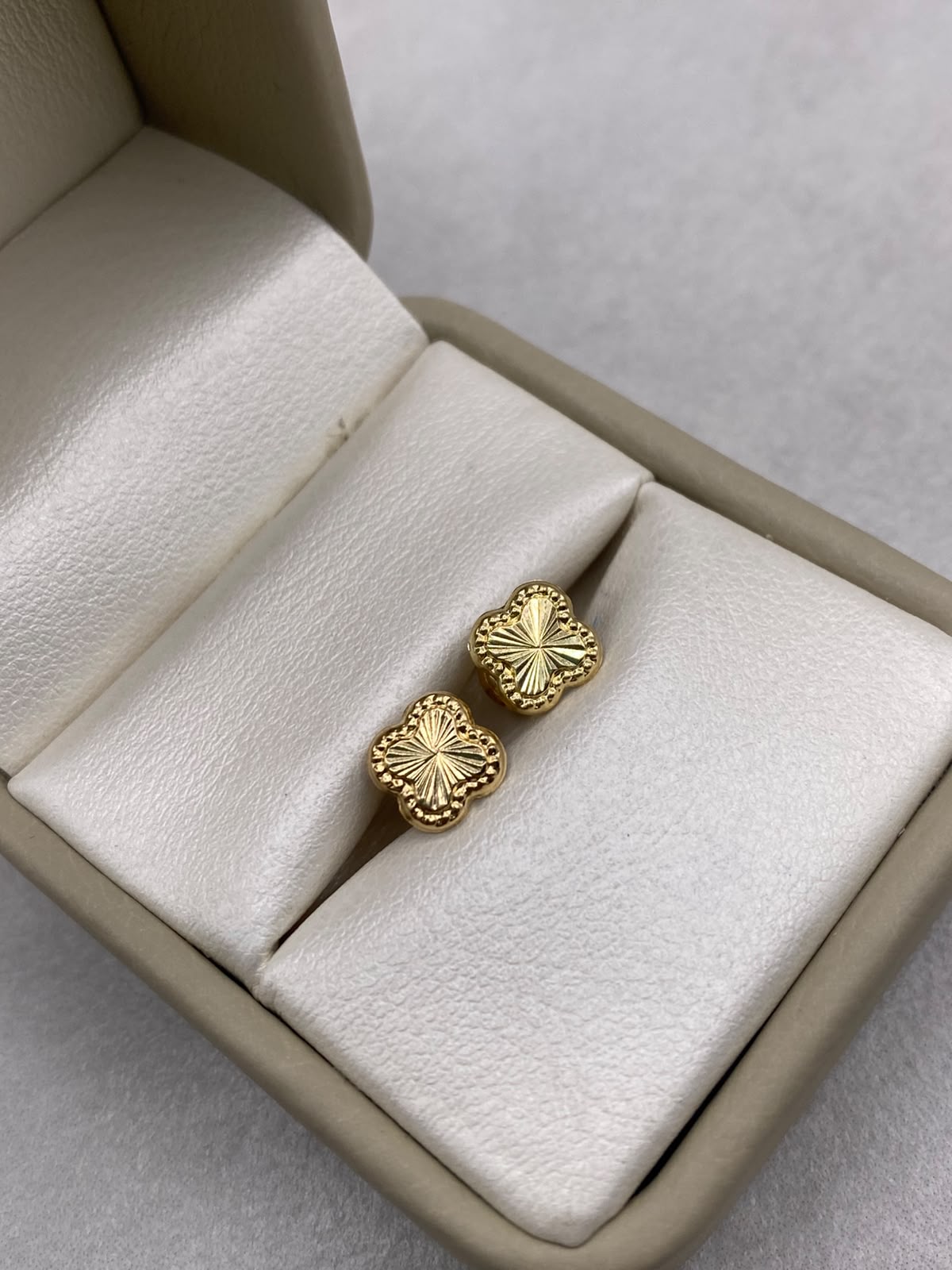 Topos trebol borde diamantado  Oro amarillo 18k 0,80 Gr / 7,40 mm
