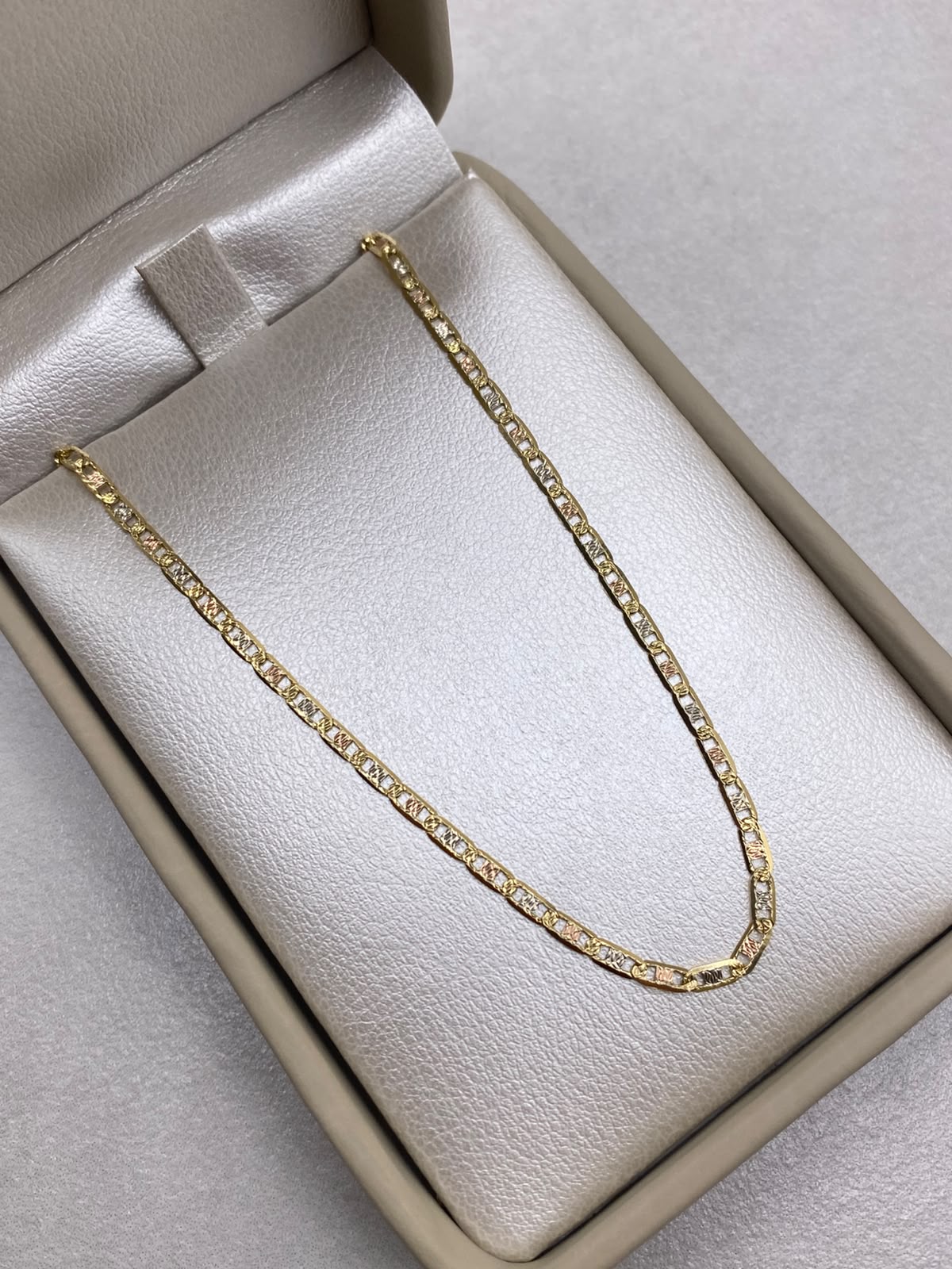 Cadena It Plana Diamantada Tres oros 18k 6,03 Gr / 2,33 mm / 60 Cm