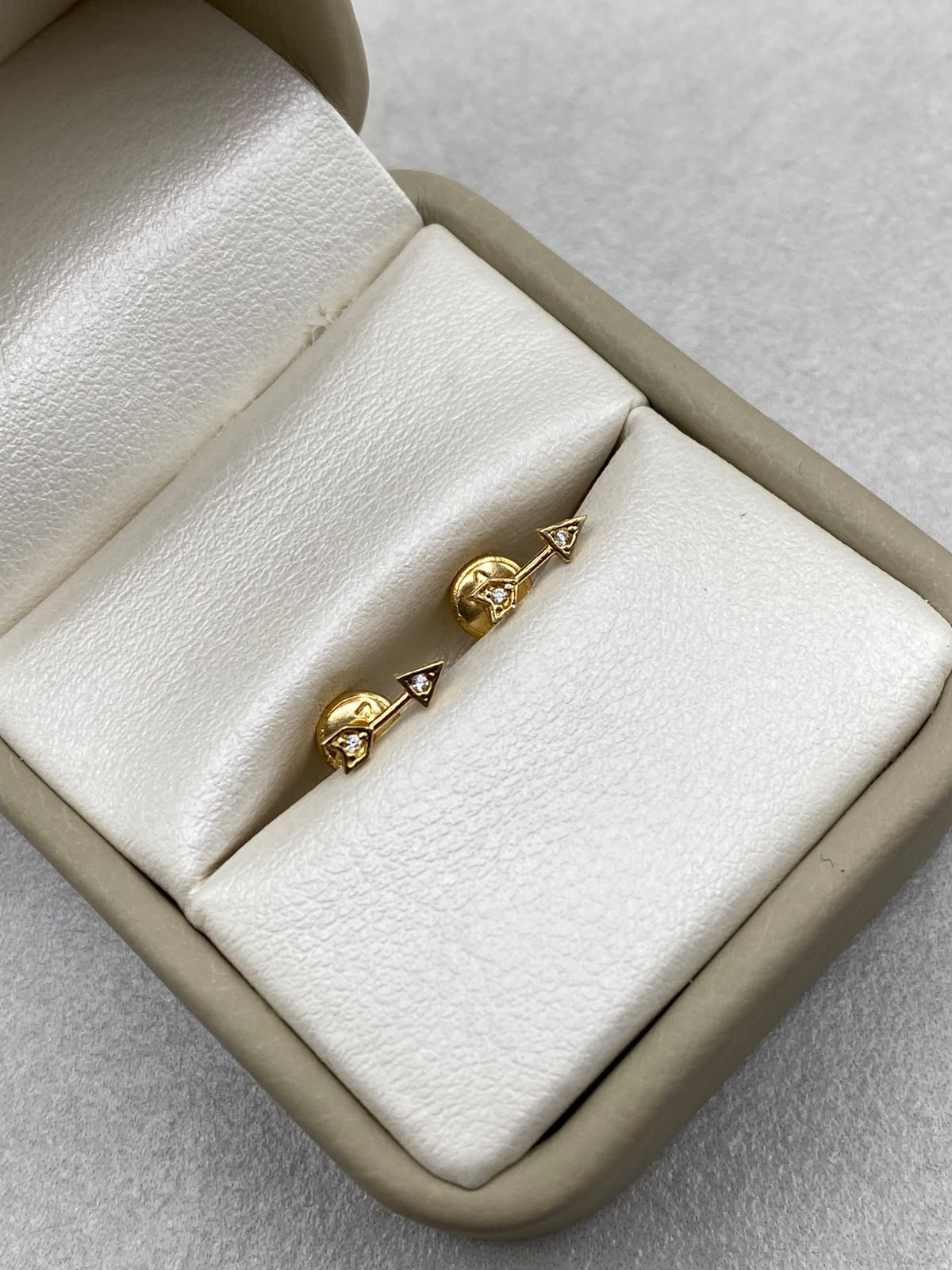 Topos flecha circon blanco Oro amarillo 18k 0,62 Gr / 2,70 mm