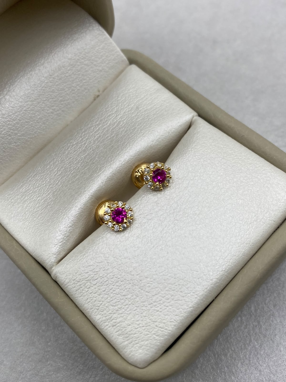 Topos circulo circon blanco con fucsia Oro amarillo 18k 1,06 Gr / 4,50 mm