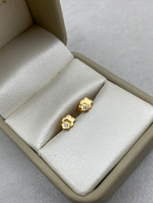 Topos flor con circon blanco  Oro amarillo 18k 0,85 Gr
