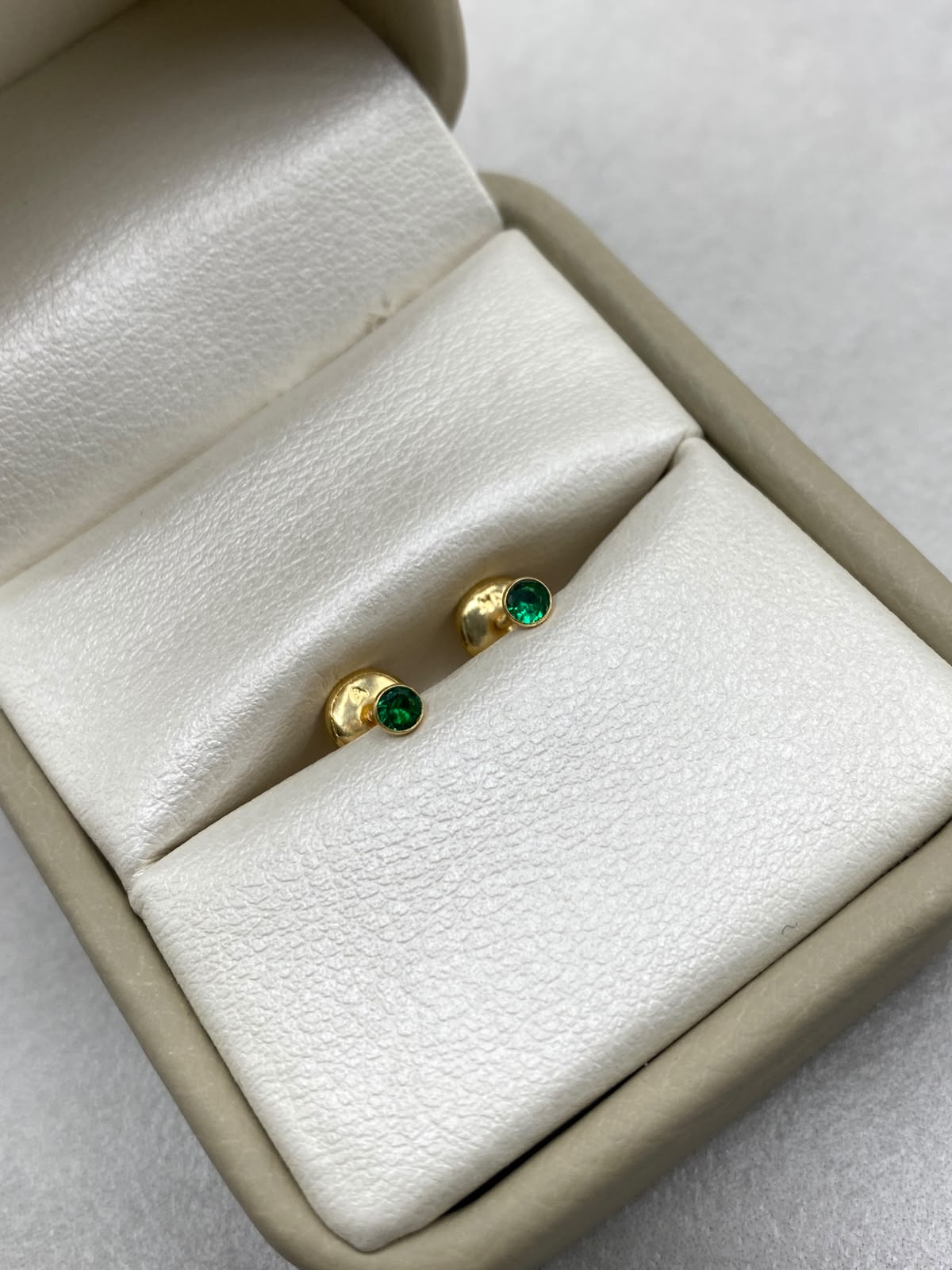 Topos circon verde  Oro amarillo 18k 0,36 Gr / 3 mm