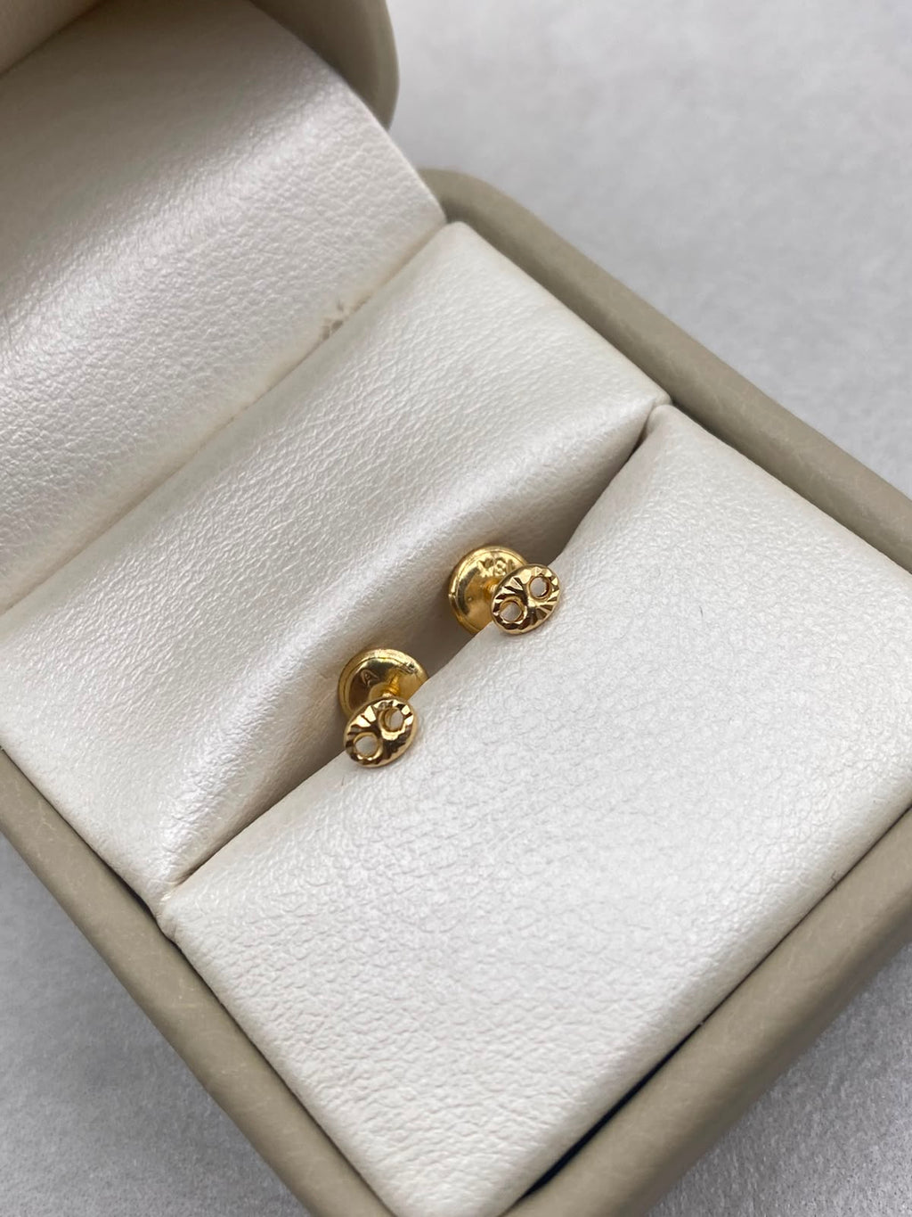 Topos GC diamantados Oro amarillo 18k 0,42 Gr / 9 mm