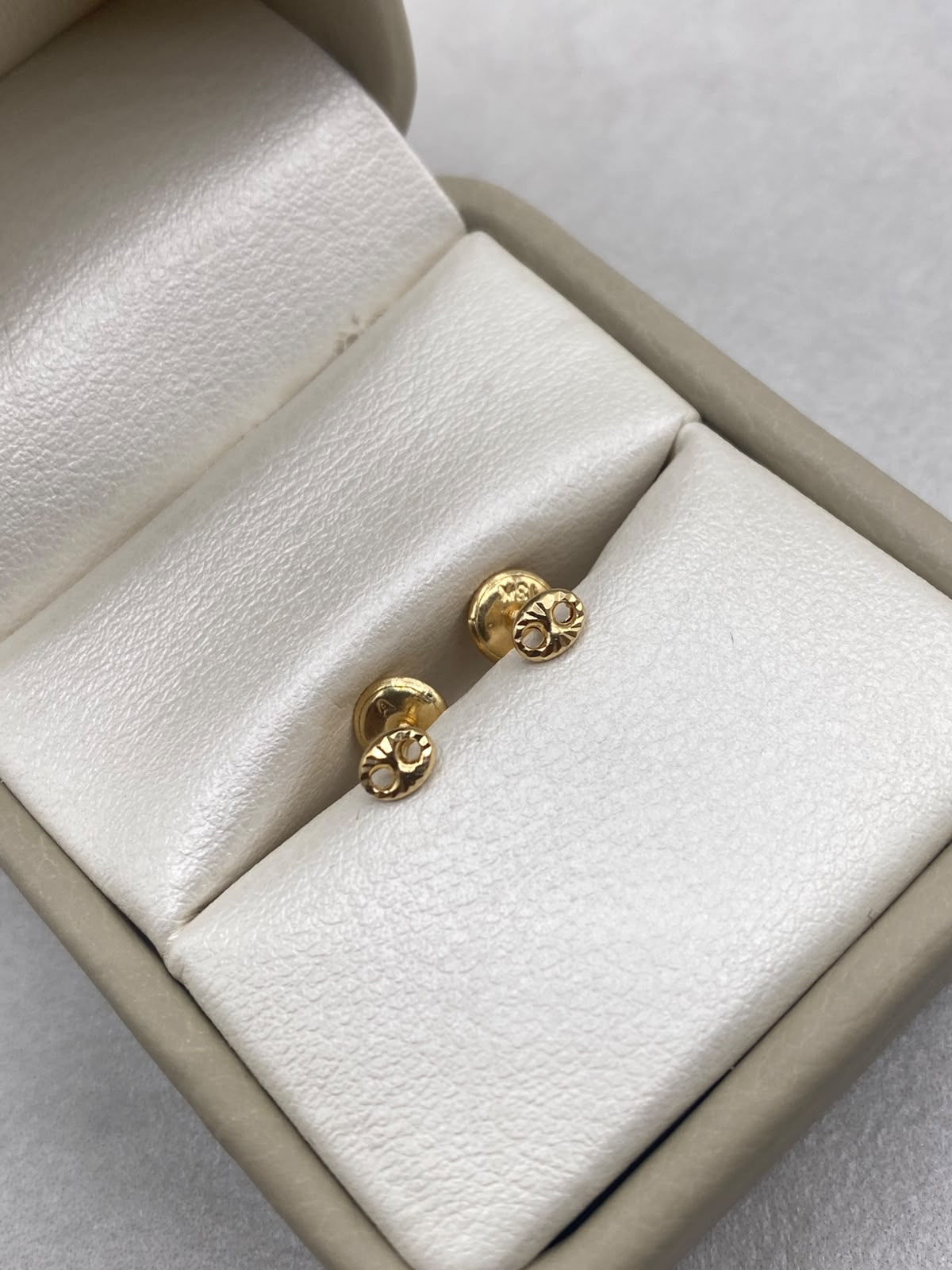 Topos GC diamantados Oro amarillo 18k 0,42 Gr / 9 mm