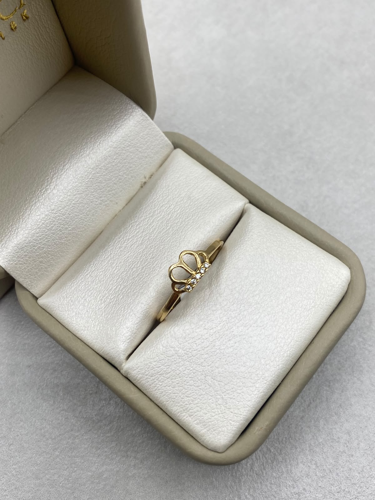 Anillo corona con circones blancos Oro amarillo 18k / Talla 7 1/2 / 1,45 Gr