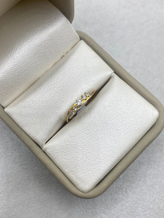 Anillo curvo con circones blancos Oro amarillo 18k / Talla 6 1/2 / 0,83 Gr / 1 mm