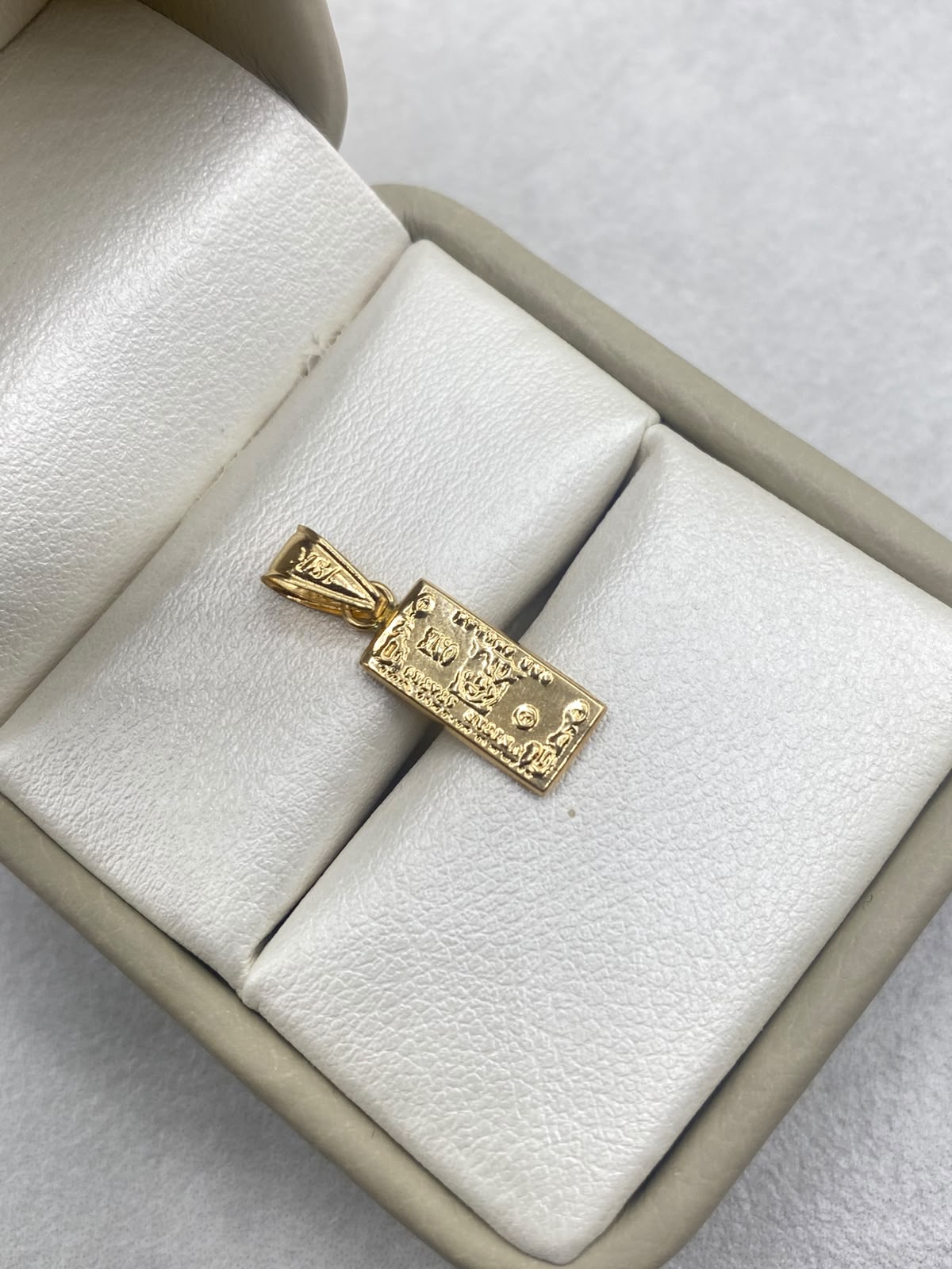 Dije one dollar  Oro amarillo 18k 0,64 Gr / 6 mm / 2,2 Cm
