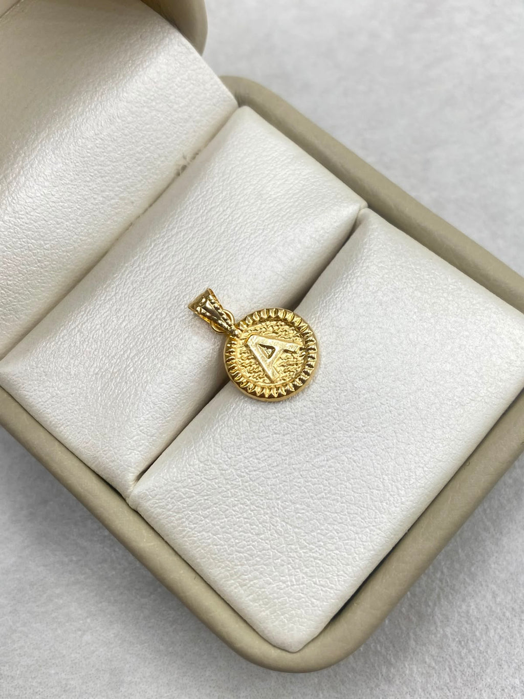 Dije letra a borde diamantado Oro amarillo 18k 0,5959 Gr / 10 mm / 2,7 Cm