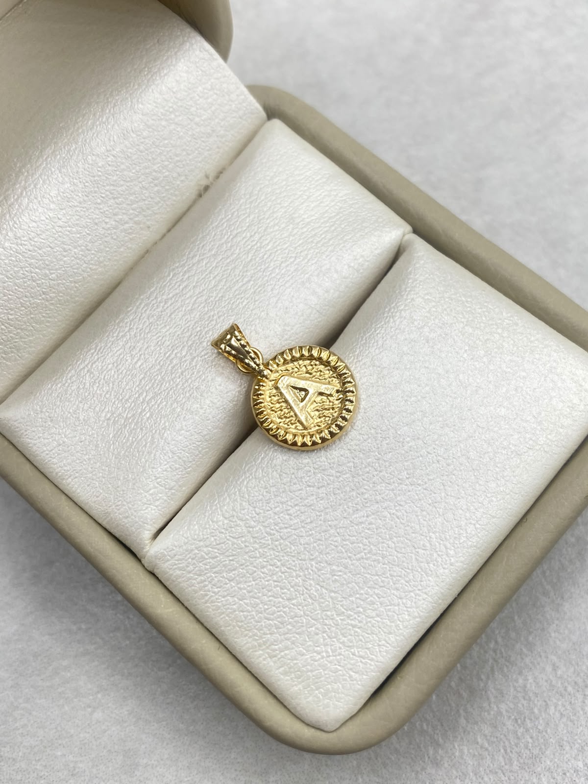 Dije letra a borde diamantado Oro amarillo 18k 0,5959 Gr / 10 mm / 2,7 Cm