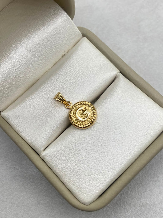 Dije letra g borde diamantado Oro amarillo 18k 0,57 Gr / 10 mm / 1,7 Cm