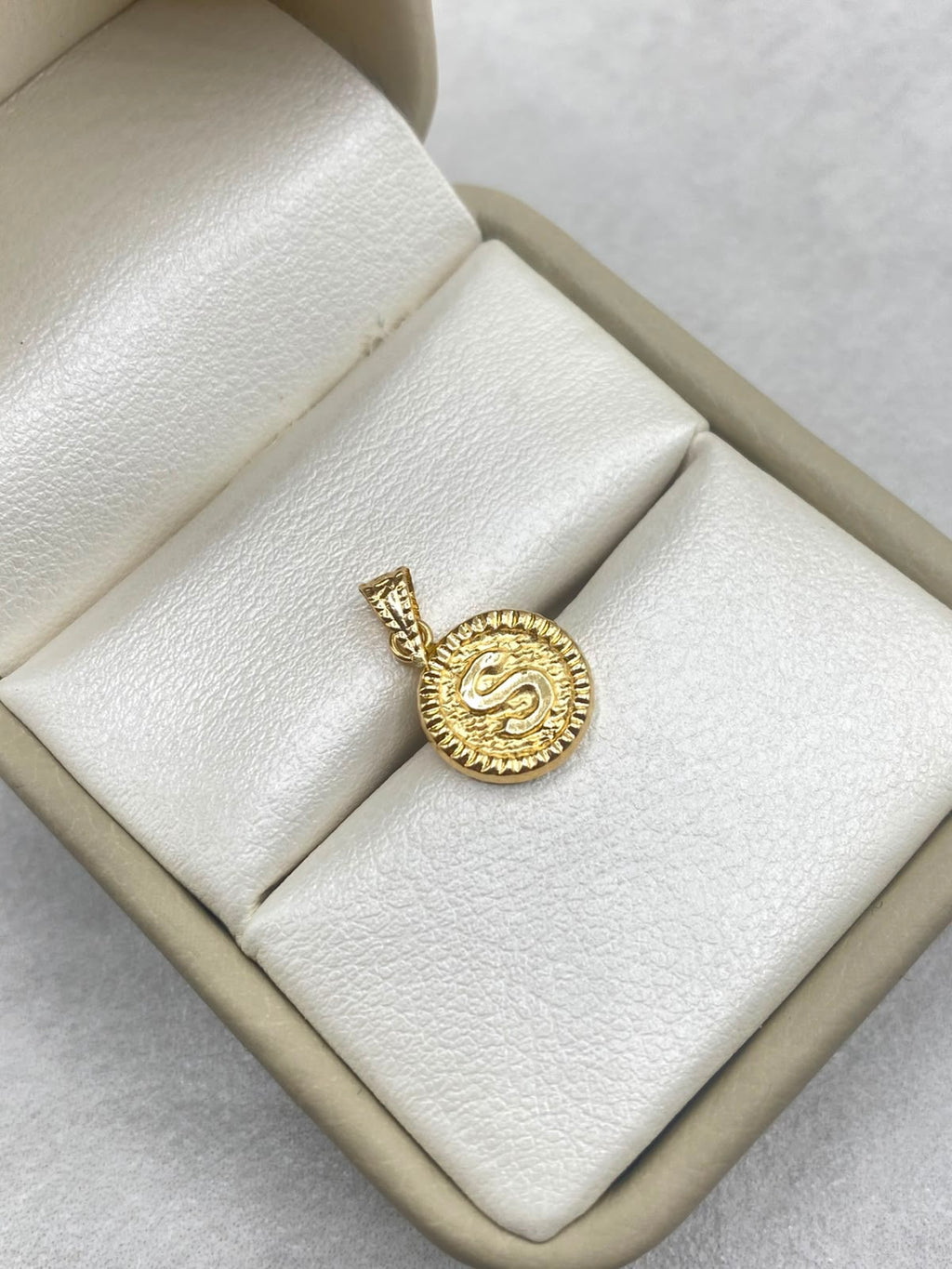 Dije letra s borde diamantado Oro amarillo 18k 0,57 Gr / 10 mm / 1,7 Cm