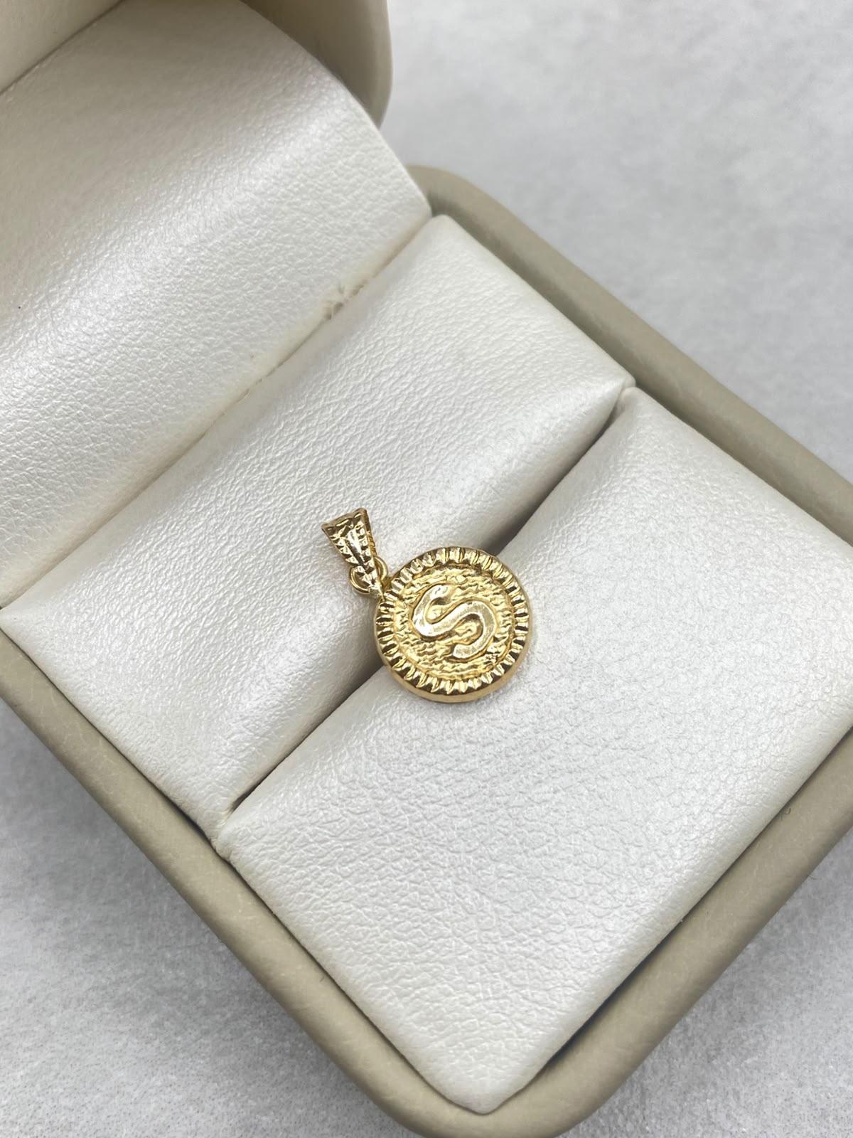 Dije letra s borde diamantado Oro amarillo 18k 0,57 Gr / 10 mm / 1,7 Cm
