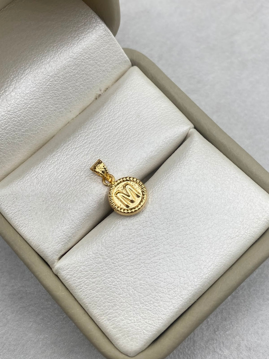 Dije letra m borde diamantado Oro amarillo 18k 0,42 Gr / 8 mm / 1,8 Cm