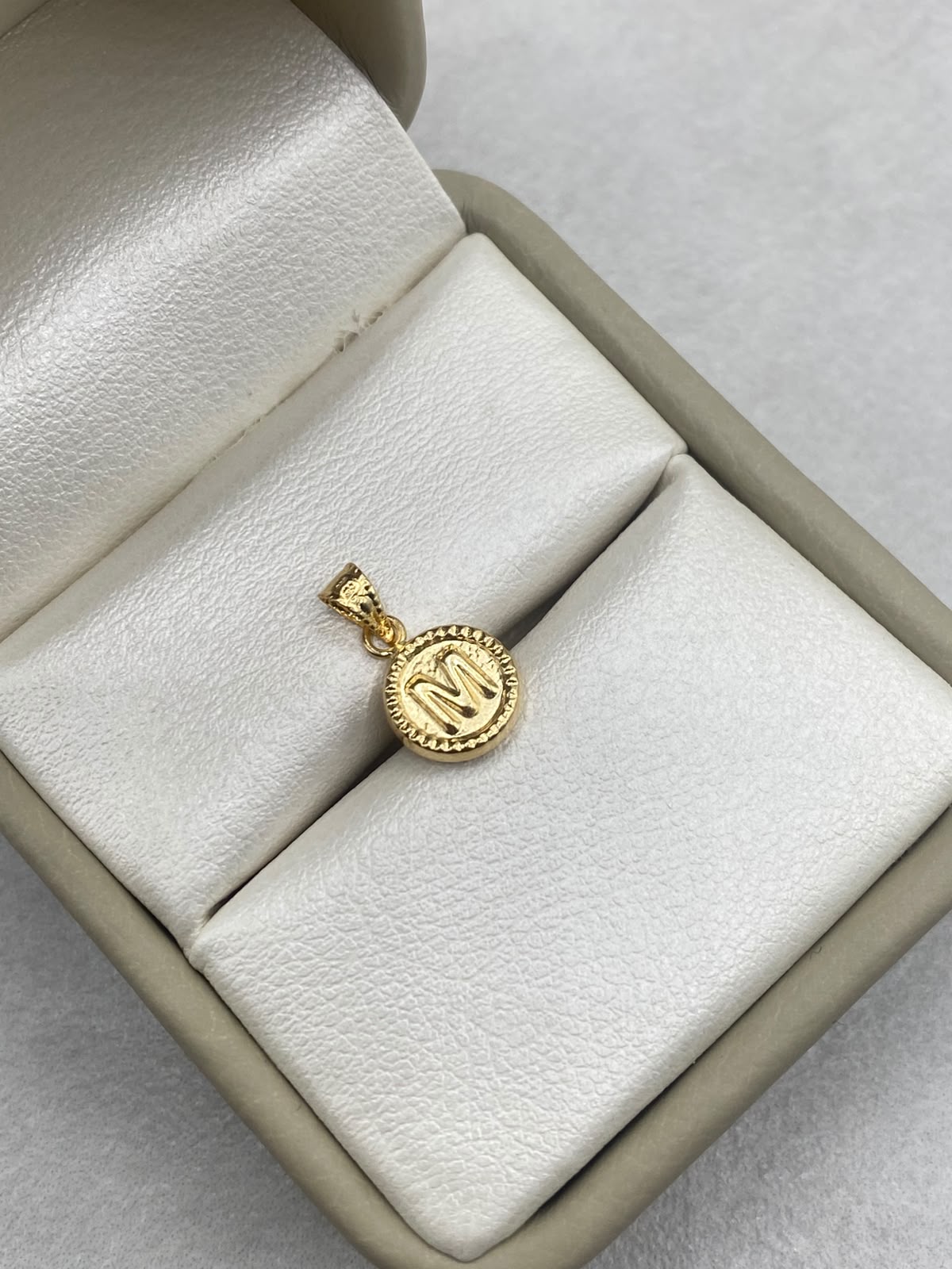 Dije letra m borde diamantado Oro amarillo 18k 0,42 Gr / 8 mm / 1,8 Cm