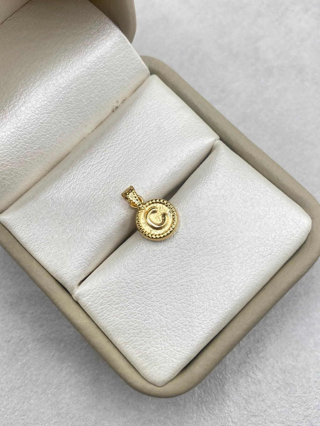 Dije letra C borde diamantado Oro amarillo 18k 0,41 Gr / 8 mm / 1,8 Cm