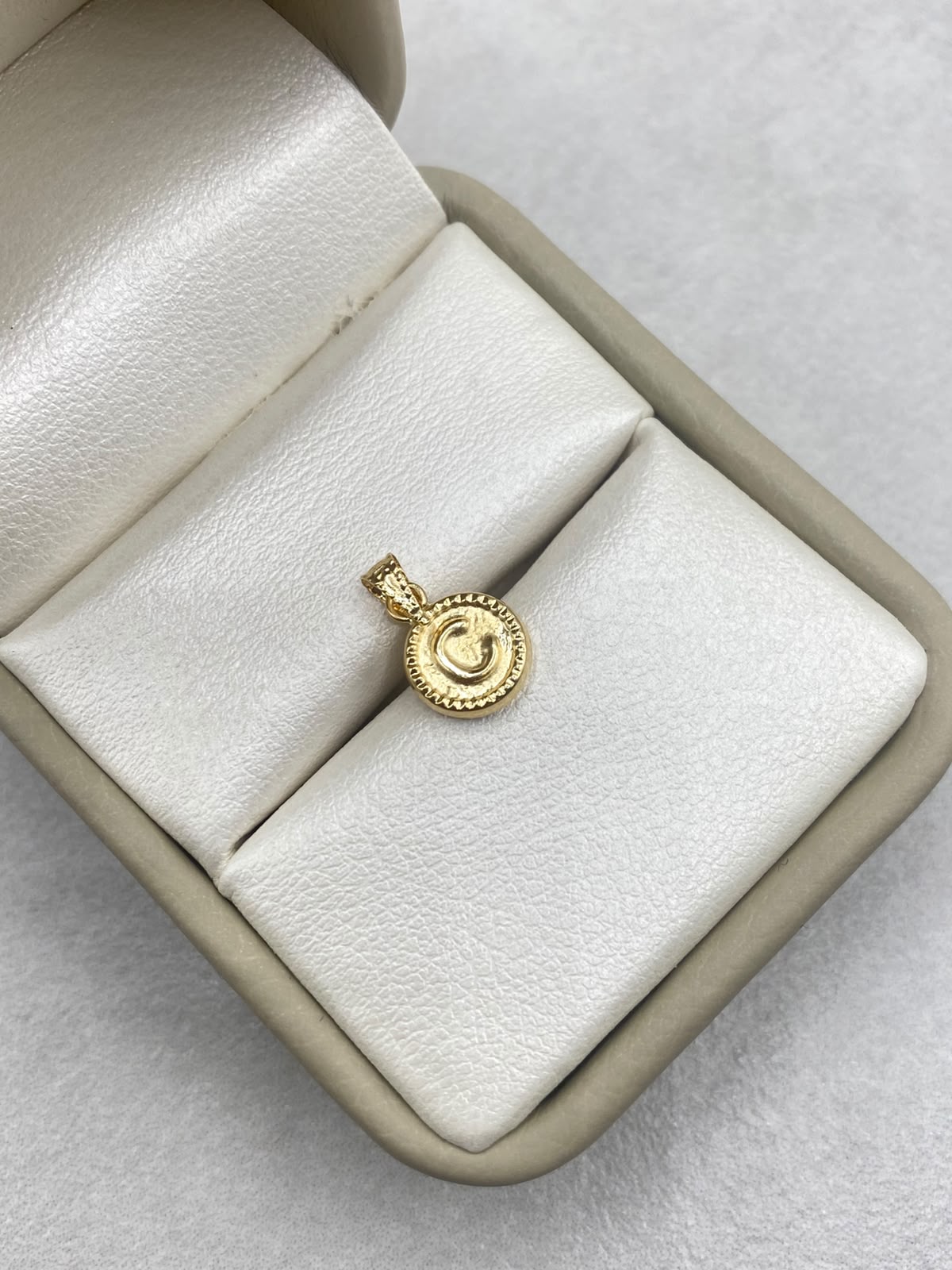 Dije letra C borde diamantado Oro amarillo 18k 0,41 Gr / 8 mm / 1,8 Cm