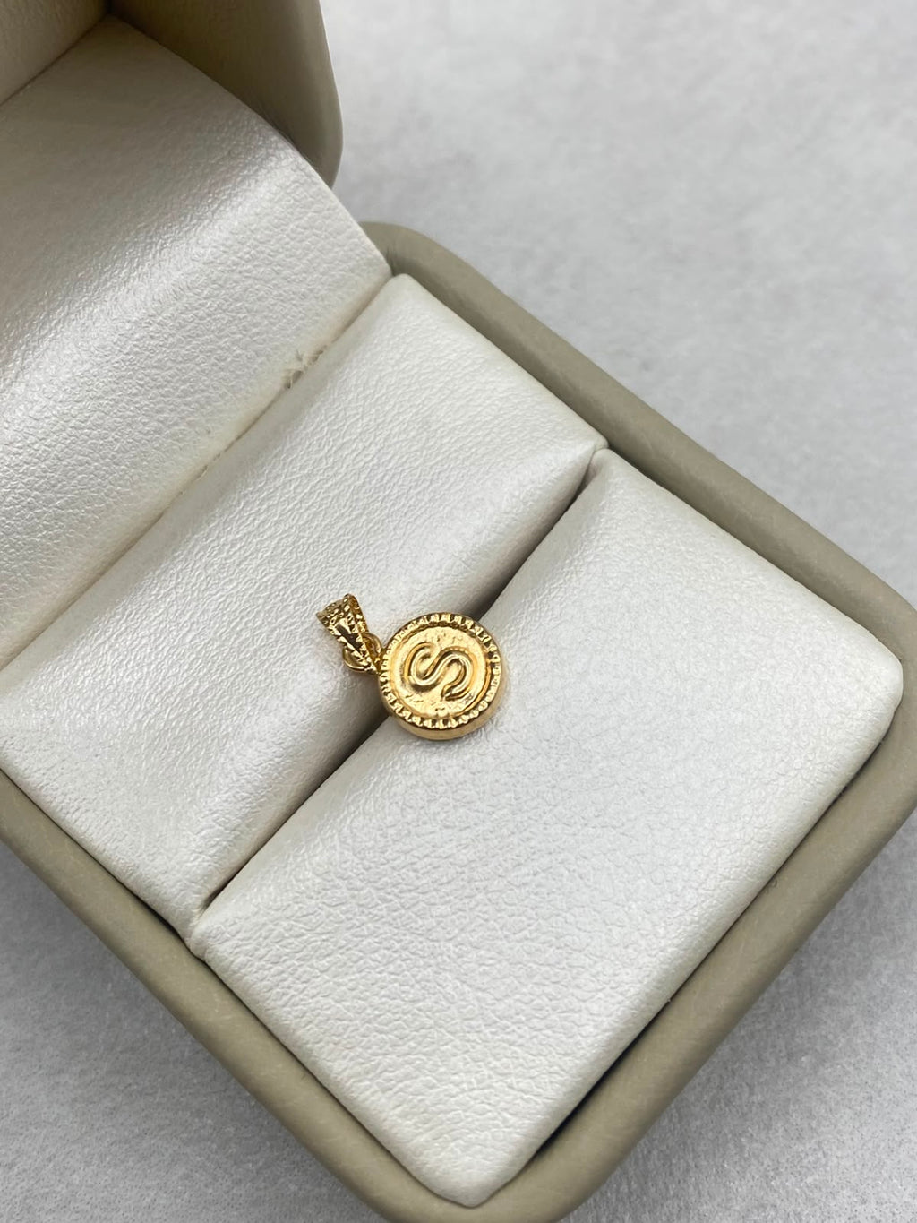 Dije letra S borde diamantado Oro amarillo 18k 0,41 Gr / 8 mm / 1,8 Cm
