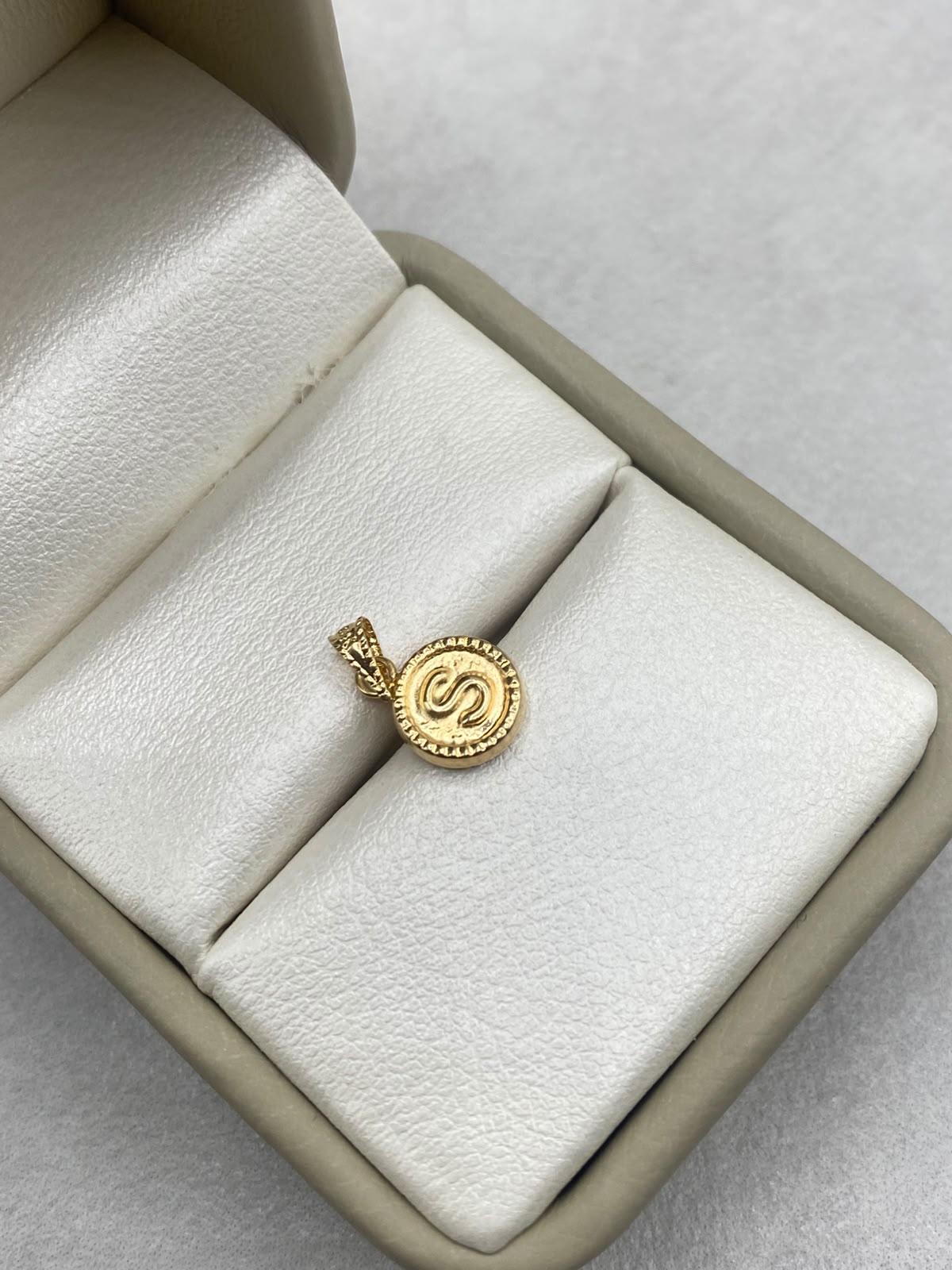 Dije letra S borde diamantado Oro amarillo 18k 0,41 Gr / 8 mm / 1,8 Cm