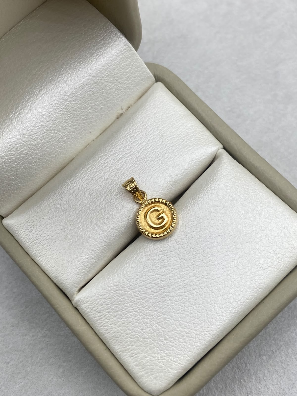 Dije letra G borde diamantado Oro amarillo 18k 0,44 Gr / 8 mm / 1,8 Cm