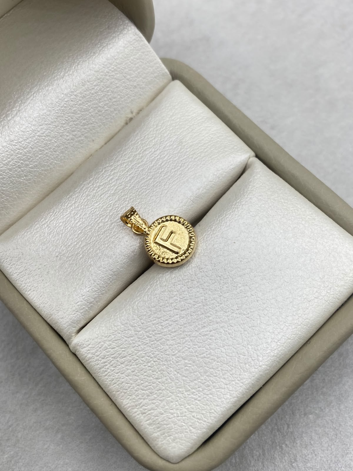 Dije letra  F borde diamantado Oro amarillo 18k 0,41 Gr / 8 mm / 1,8 Cm