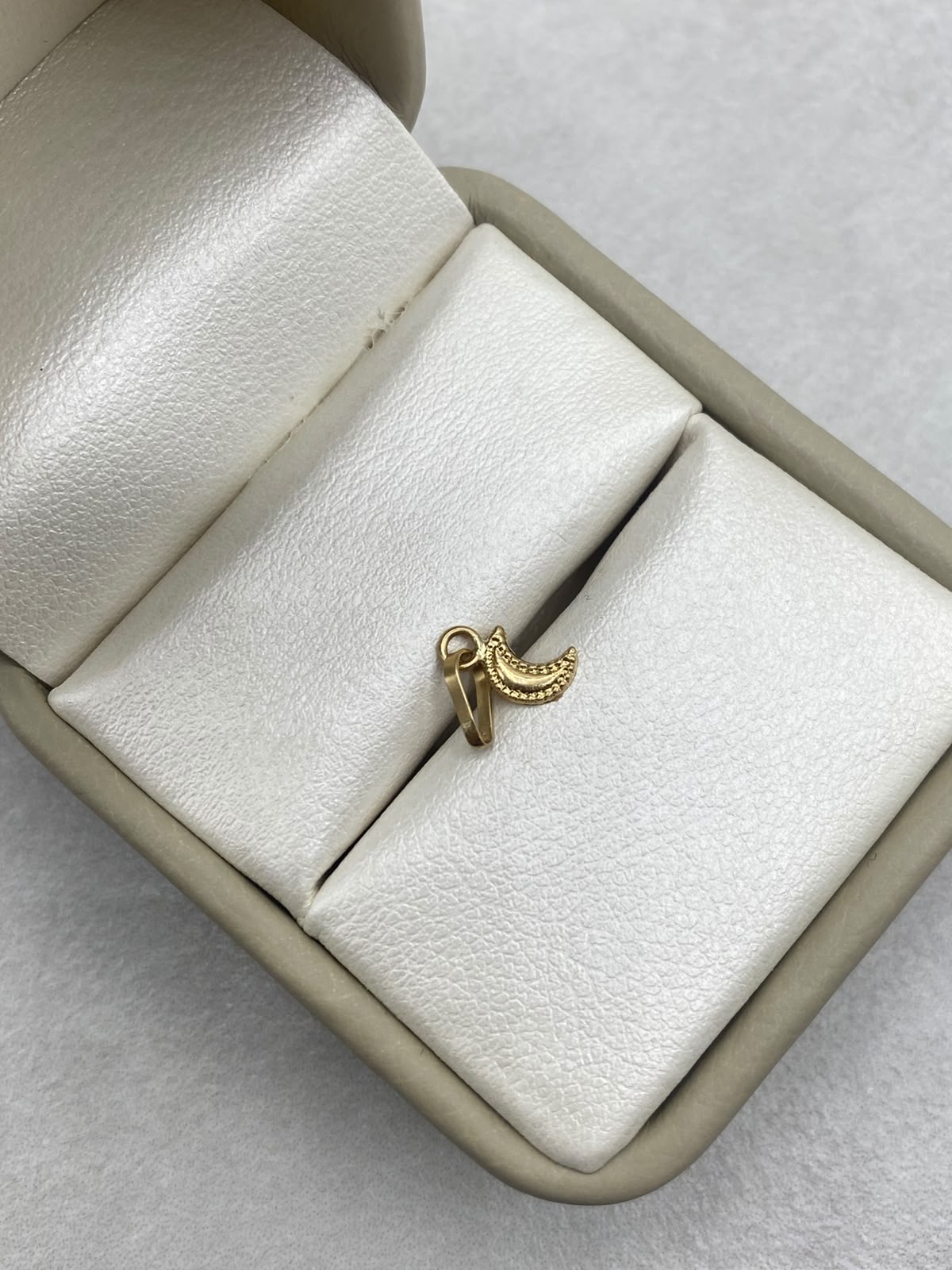 Dije media luna Oro amarillo 18k 0,19 Gr / 1,4 Cm