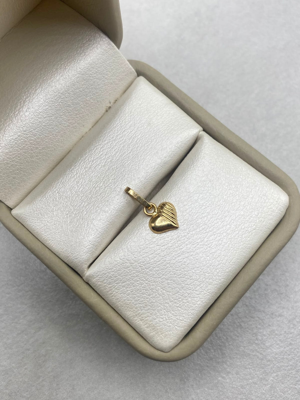 Dije corazon rayas  Oro amarillo 18k 0,25 Gr / 1,5 Cm