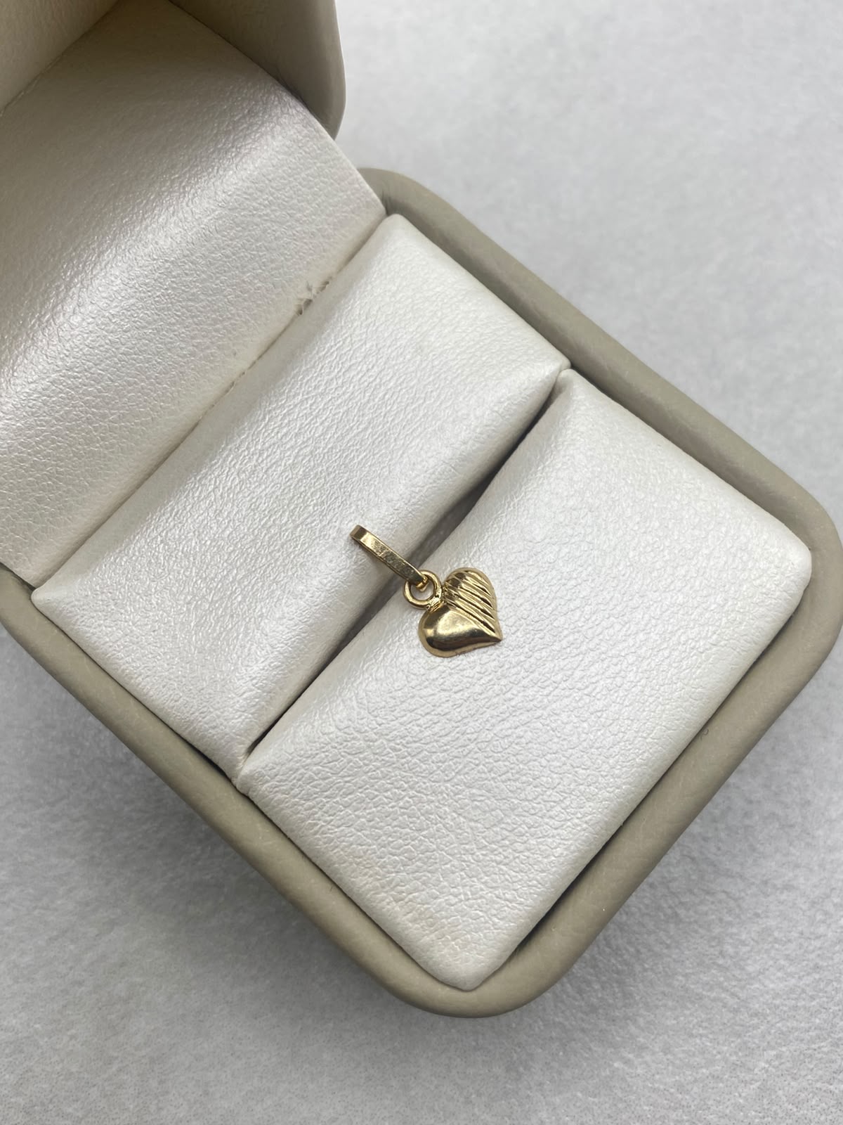 Dije corazon rayas  Oro amarillo 18k 0,25 Gr / 1,5 Cm