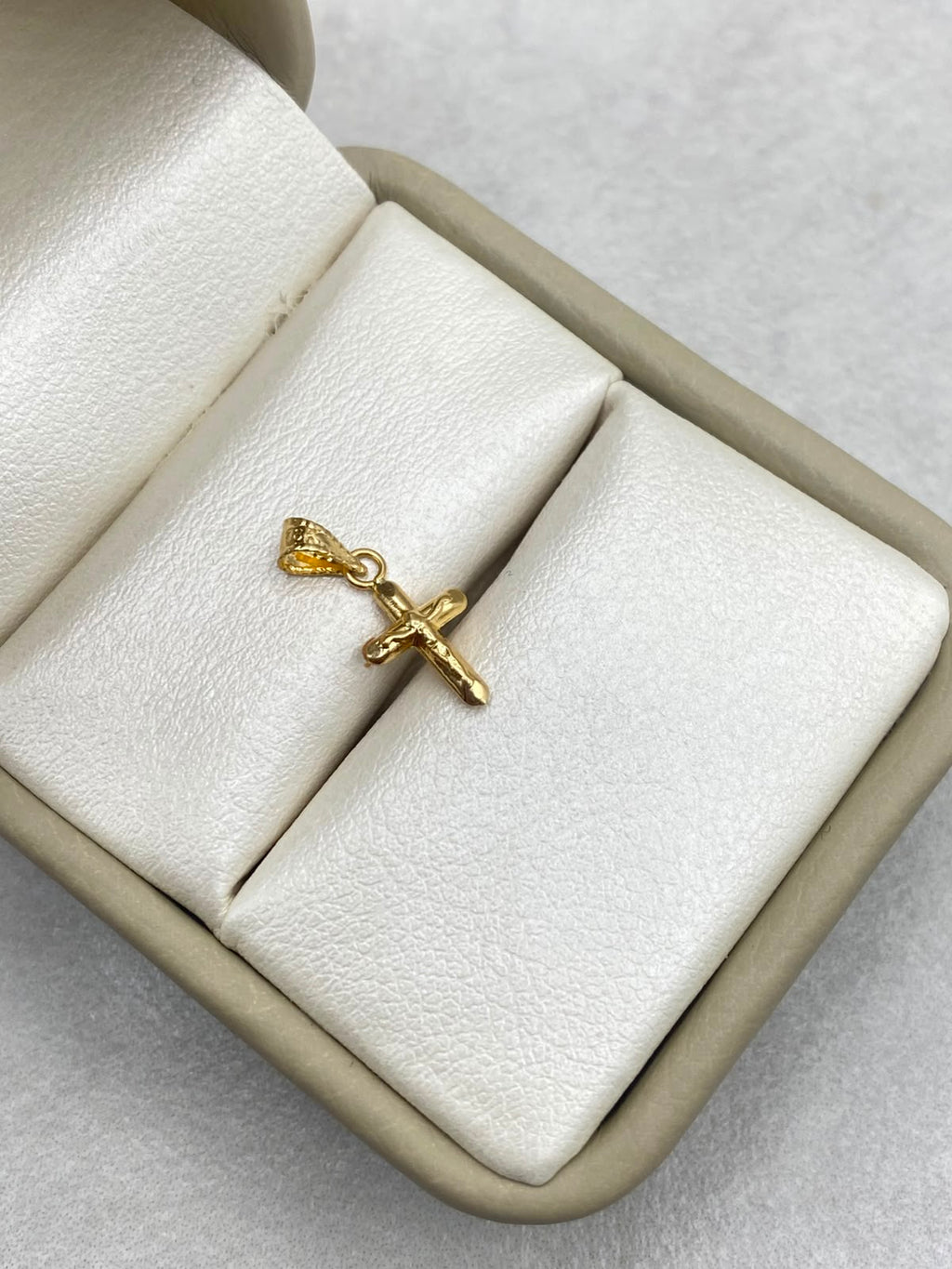 Dije cruz cristo pequeño Oro amarillo 18k 0,26 Gr / 1,5 Cm