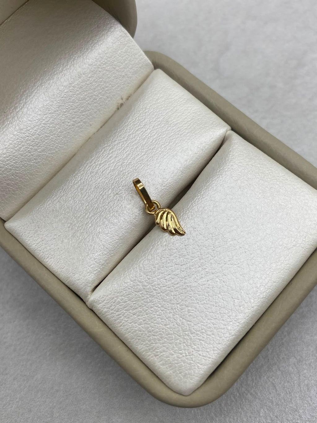 Dije ala pequeña Oro amarillo 18k 0,2 Gr / 1,8 Cm