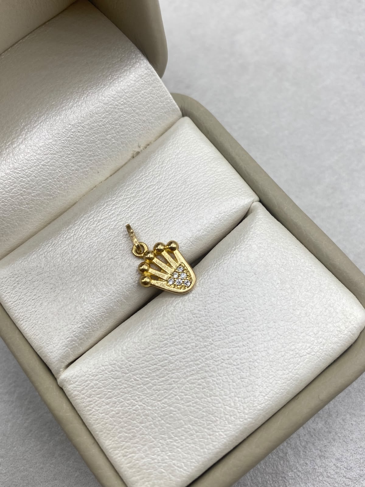 Dije corona circones blancos Oro amarillo 18k 0,83 Gr / 8,82 mm / 1,0 Cm