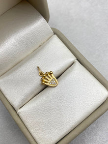 Dije corona circones blancos Oro amarillo 18k 0,83 Gr / 8,82 mm / 1,0 Cm