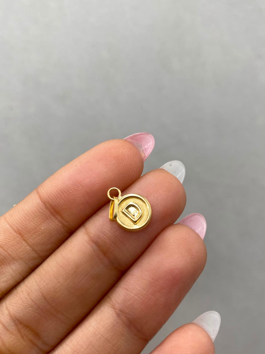 Dije Letra D Oro amarillo 18k 0,42 Gr / 8,17 mm / 0,8 Cm