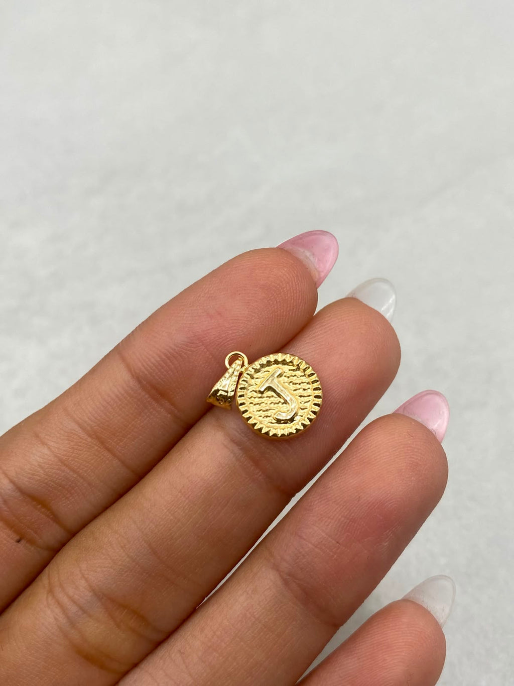 Dije circulo letra J borde diamantado  Oro amarillo 18k 0,58 Gr / 2,5 Cm