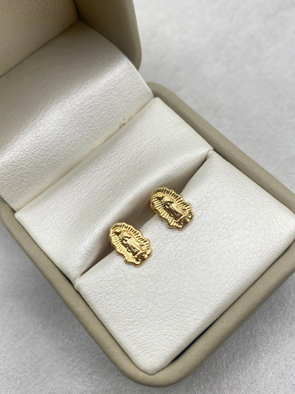 Topos silueta virgen Guadalupe Oro amarillo 18k 0,76 Gr / 6 mm