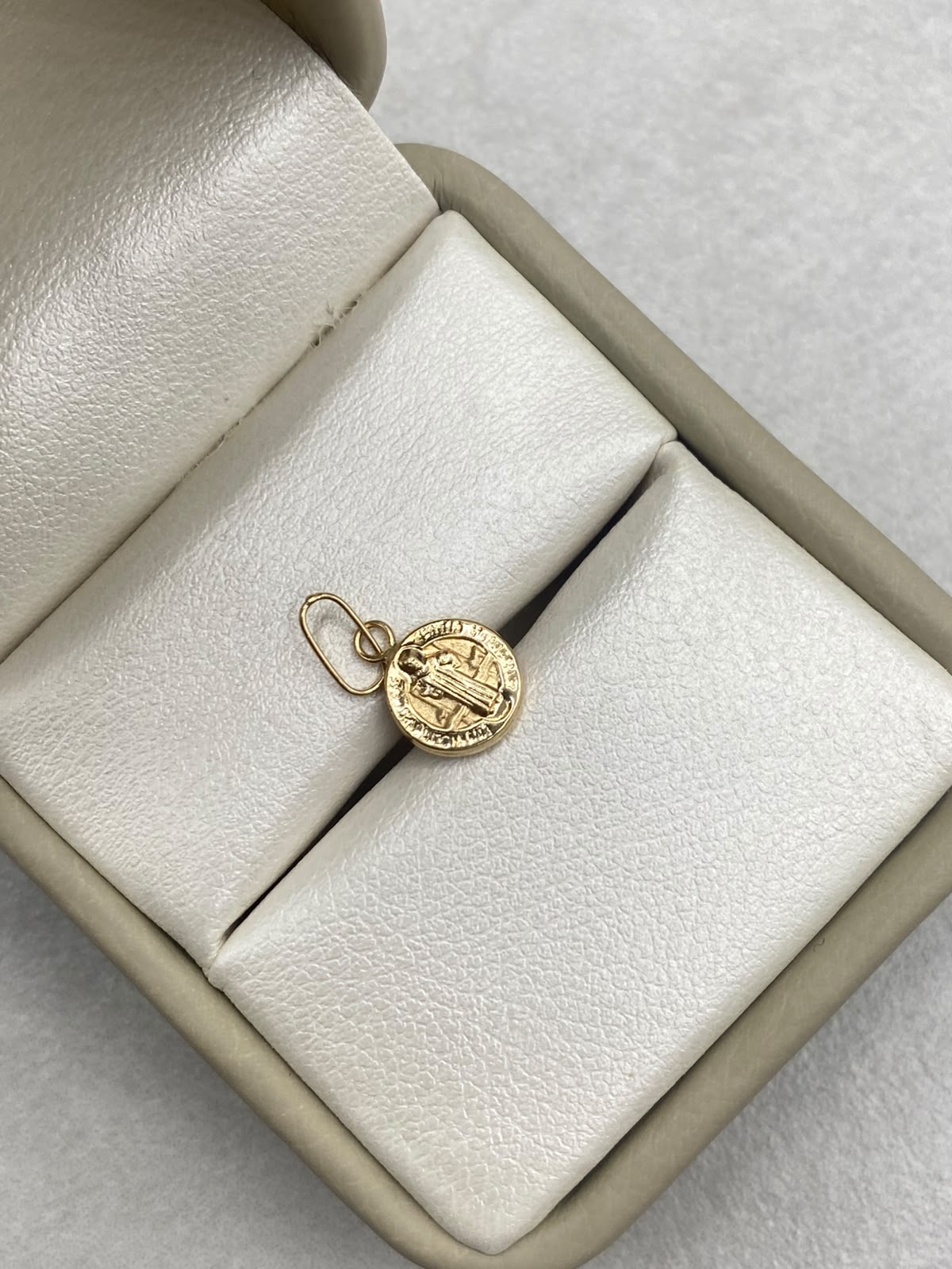 Dije san benito redondo  Oro amarillo 18k 0,38 Gr / 8 mm / 1,5 Cm