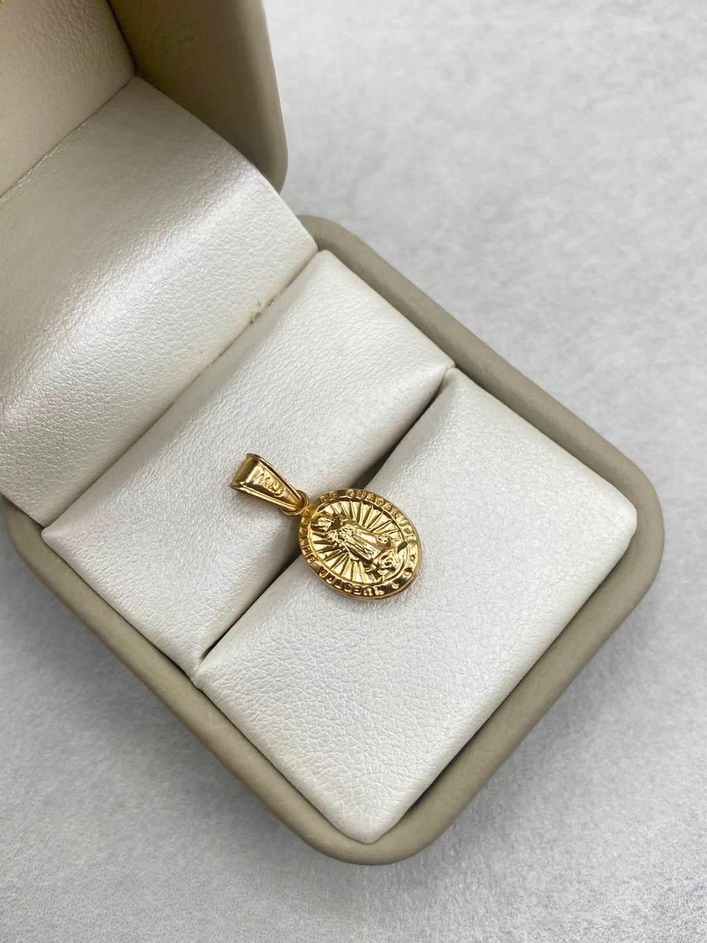 Dije virgen guadalupe troquelado  Oro amarillo 18k 0,80 Gr / 1 mm / 2 Cm