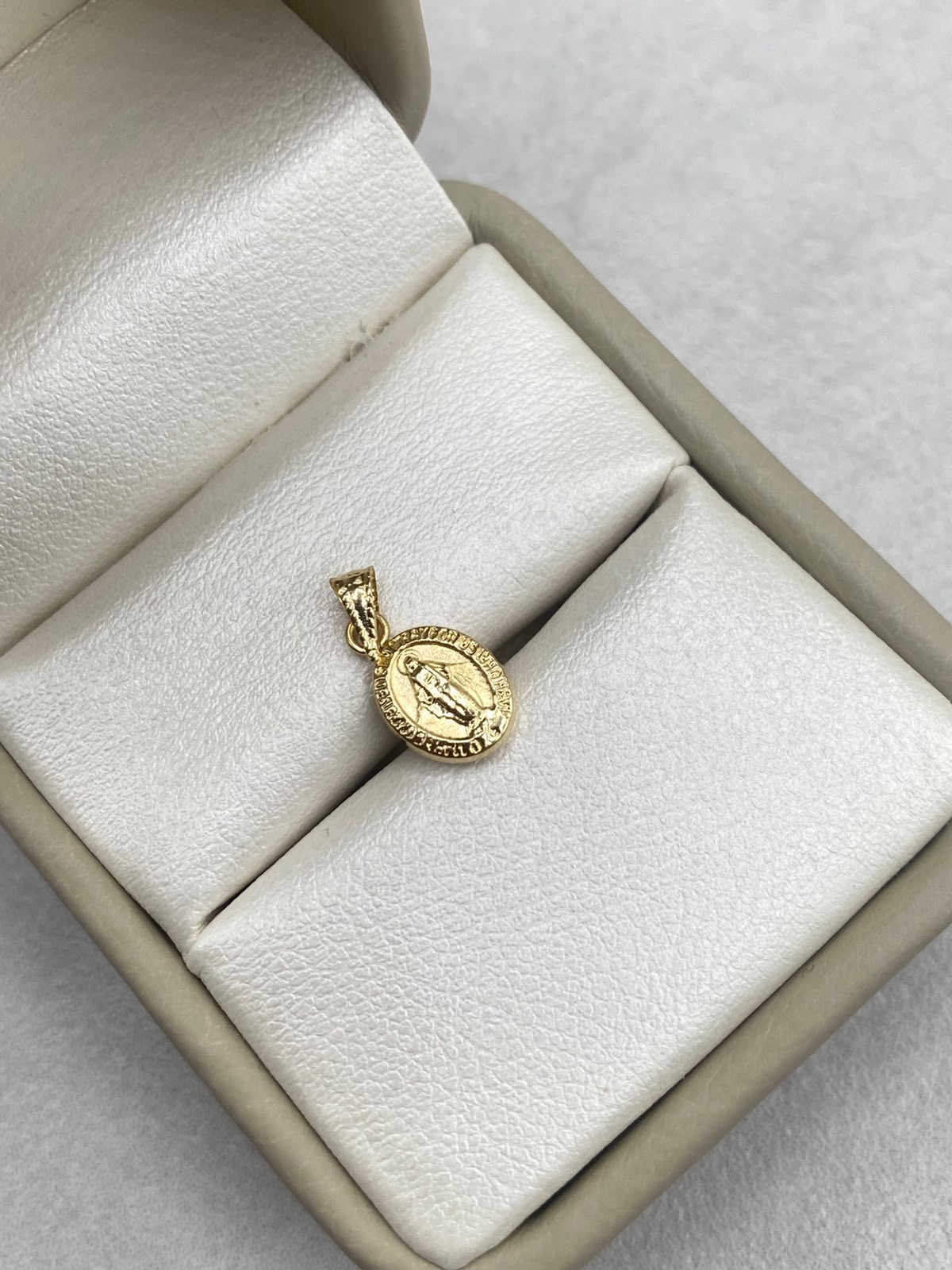 Dije milagrosa ovalada torquelada Oro amarillo 18k 0,39 Gr / 7 mm / 1,5 Cm