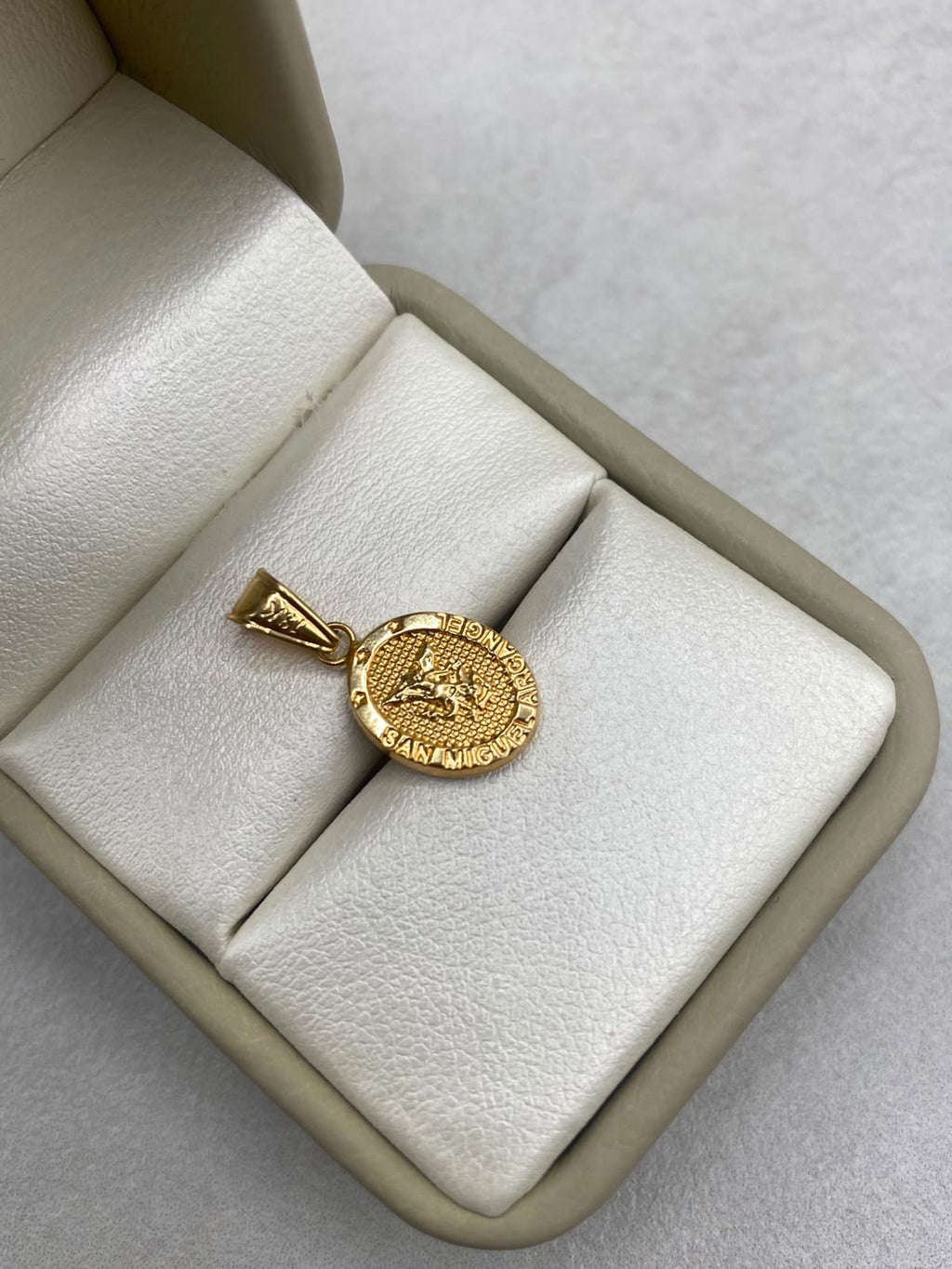 Dije san miguel arcangel troquelado Oro amarillo 18k +1 / 0,78 Gr / 1 mm / 2,1 Cm