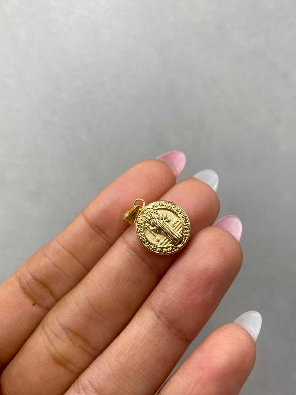 Dije san benito redondo troquelado Oro amarillo 18k 0,87 Gr / 1,2 mm / 2 Cm