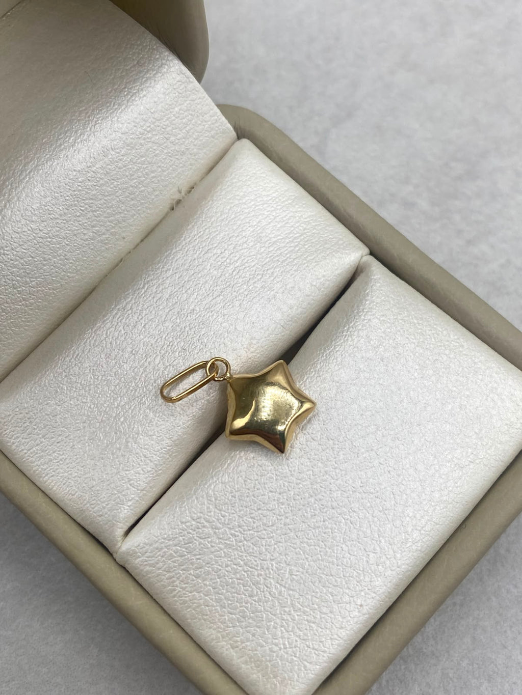 Dije estrella troquelada Oro amarillo 18k 0,46 Gr / 10 mm / 1,8 Cm