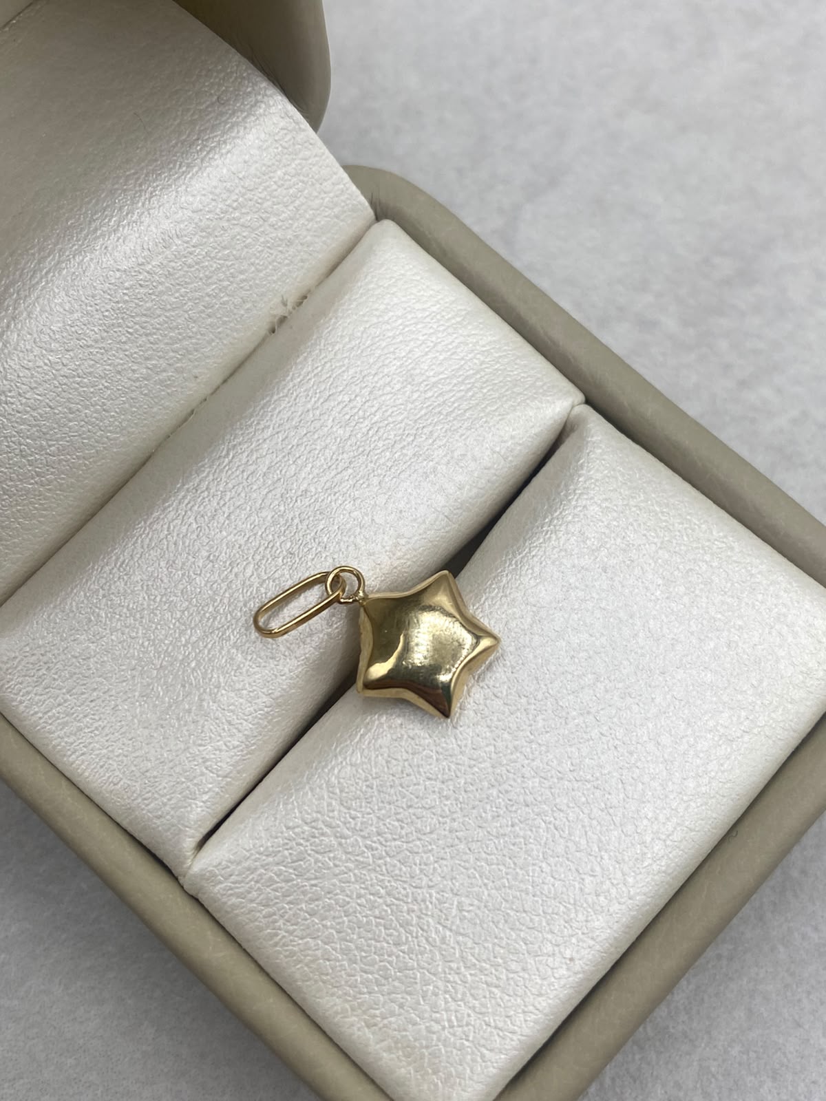 Dije estrella troquelada Oro amarillo 18k 0,46 Gr / 10 mm / 1,8 Cm