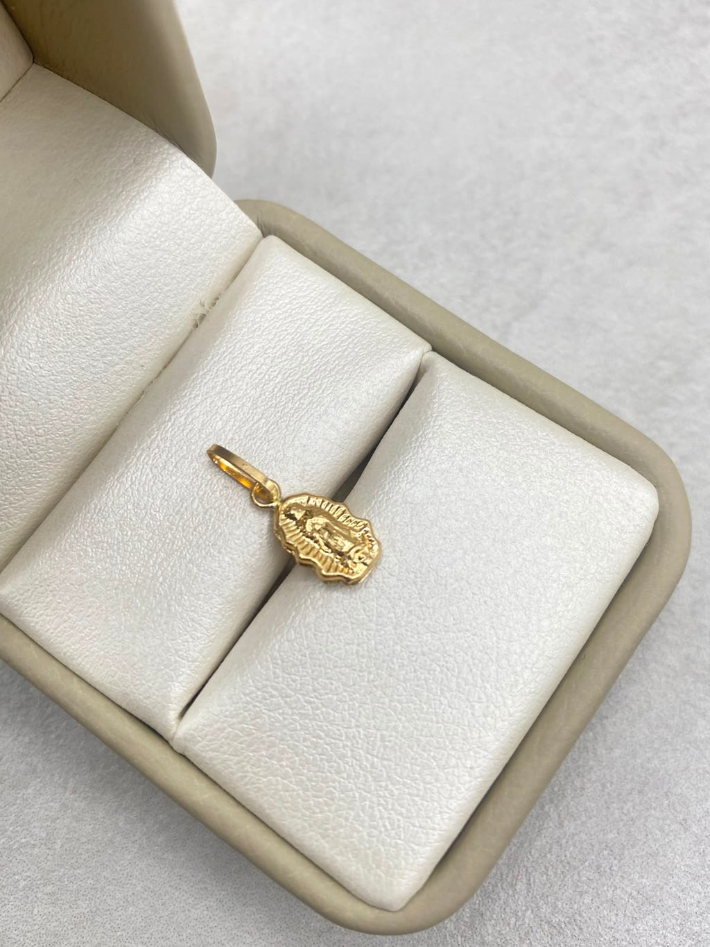 Dije Silueta virgen Guadalupe Oro amarillo 18k 0,37 Gr / 7 mm / 1,8 Cm