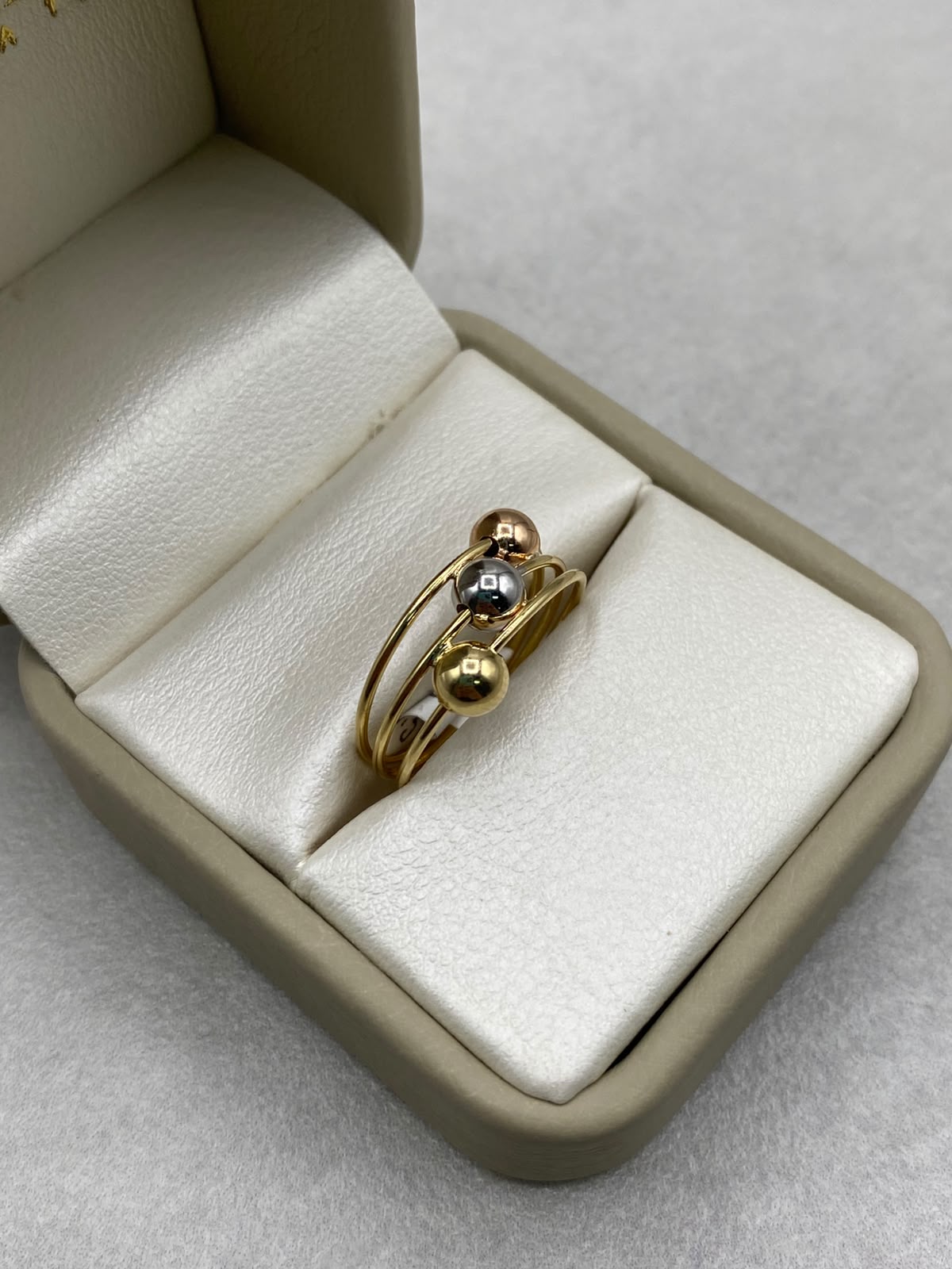 Anillo Anillo bola lisa  Tres oros 18k / Talla 5 1/2 / 2,17 Gr / 3,66 mm