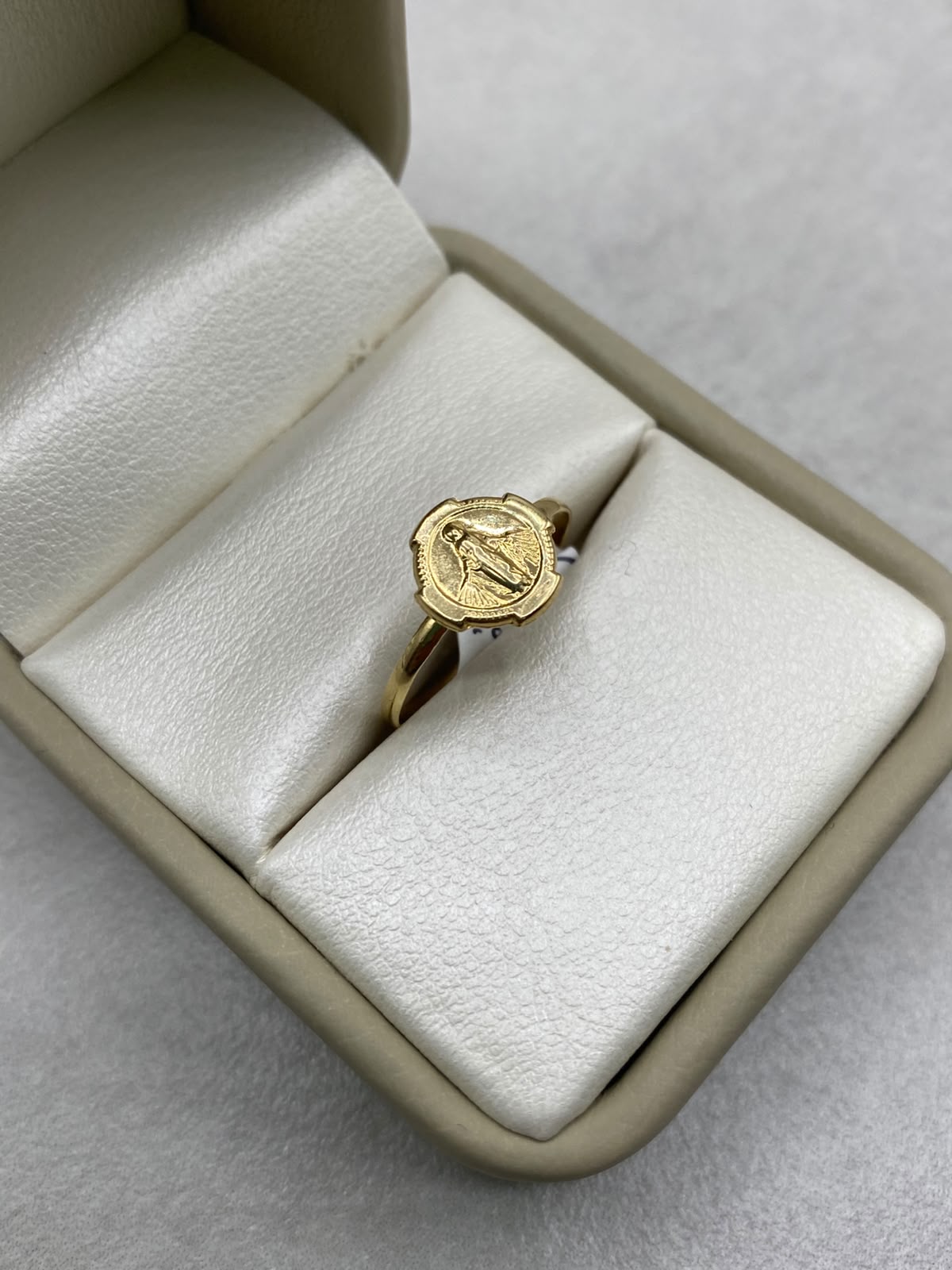 Anillo virgen milagrosa  Oro amarillo 18k / Talla 7 1/2 / 0,88 Gr