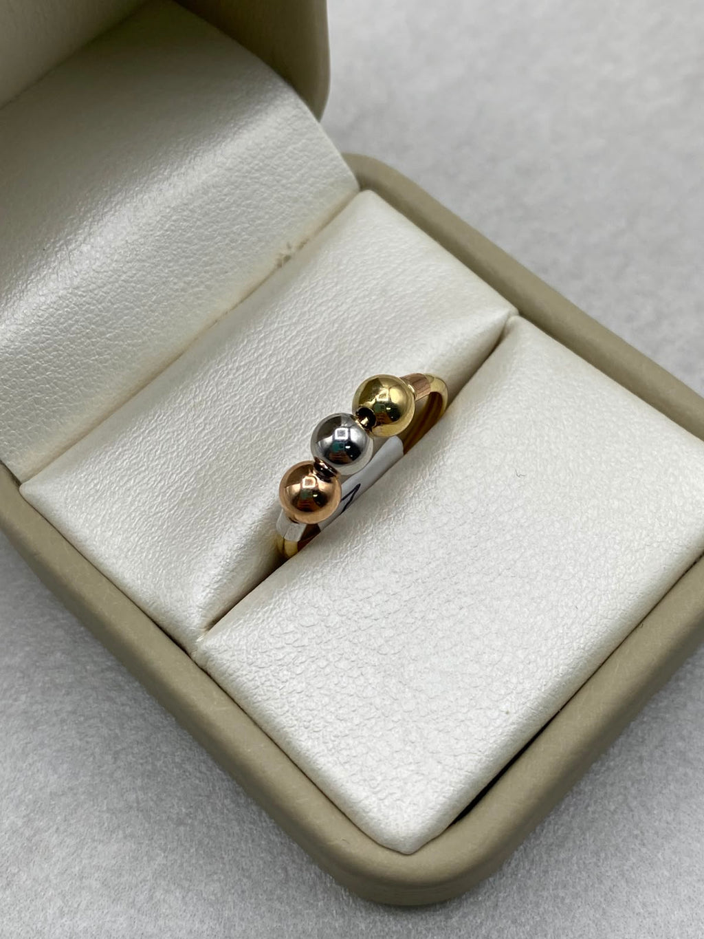 Anillo bola lisas  Tres oros 18k / Talla 5 / 1,05 Gr / 1,85 mm
