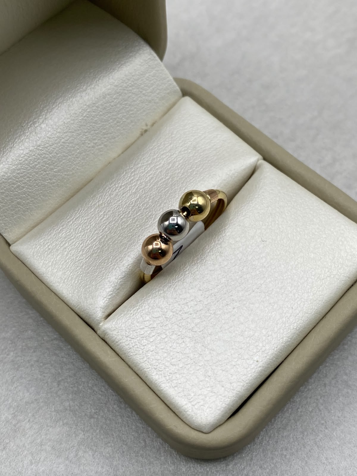 Anillo bola lisas  Tres oros 18k / Talla 5 / 1,05 Gr / 1,85 mm