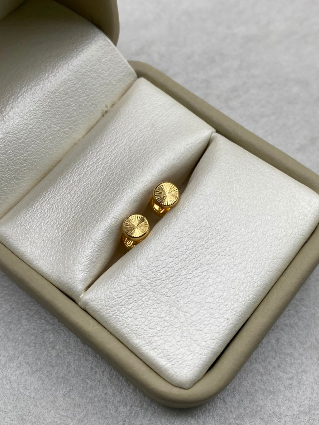 Topos diamantado plano Oro amarillo 18k 0,47 Gr / 5,3 mm