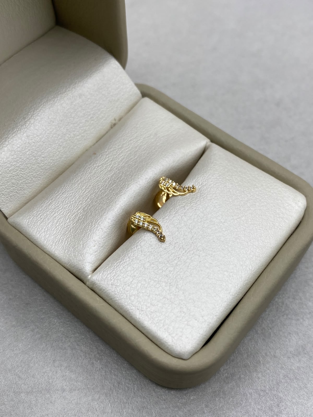 Topos alas circon blanco Oro amarillo 18k 0,60 Gr / 8,12 mm