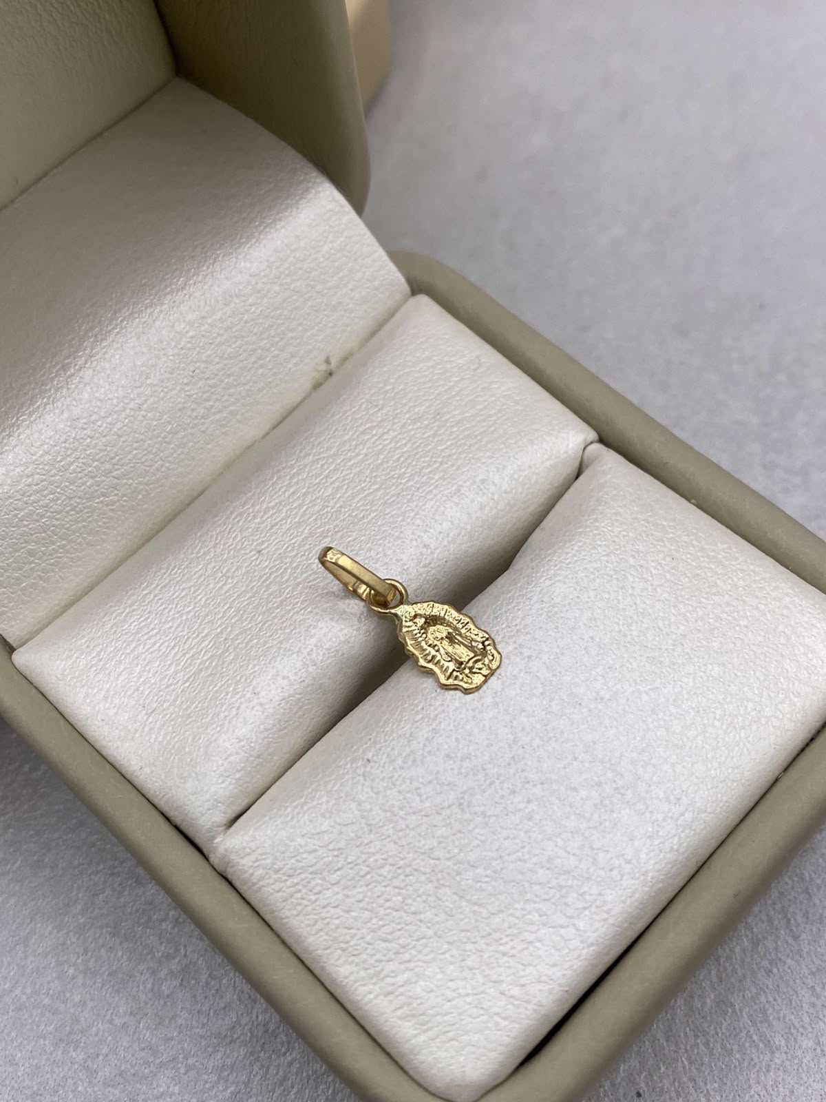 Dije silueta virgen de guadalupe  Oro amarillo 18k 0,25 Gr / 5,40 mm / 1,5 Cm