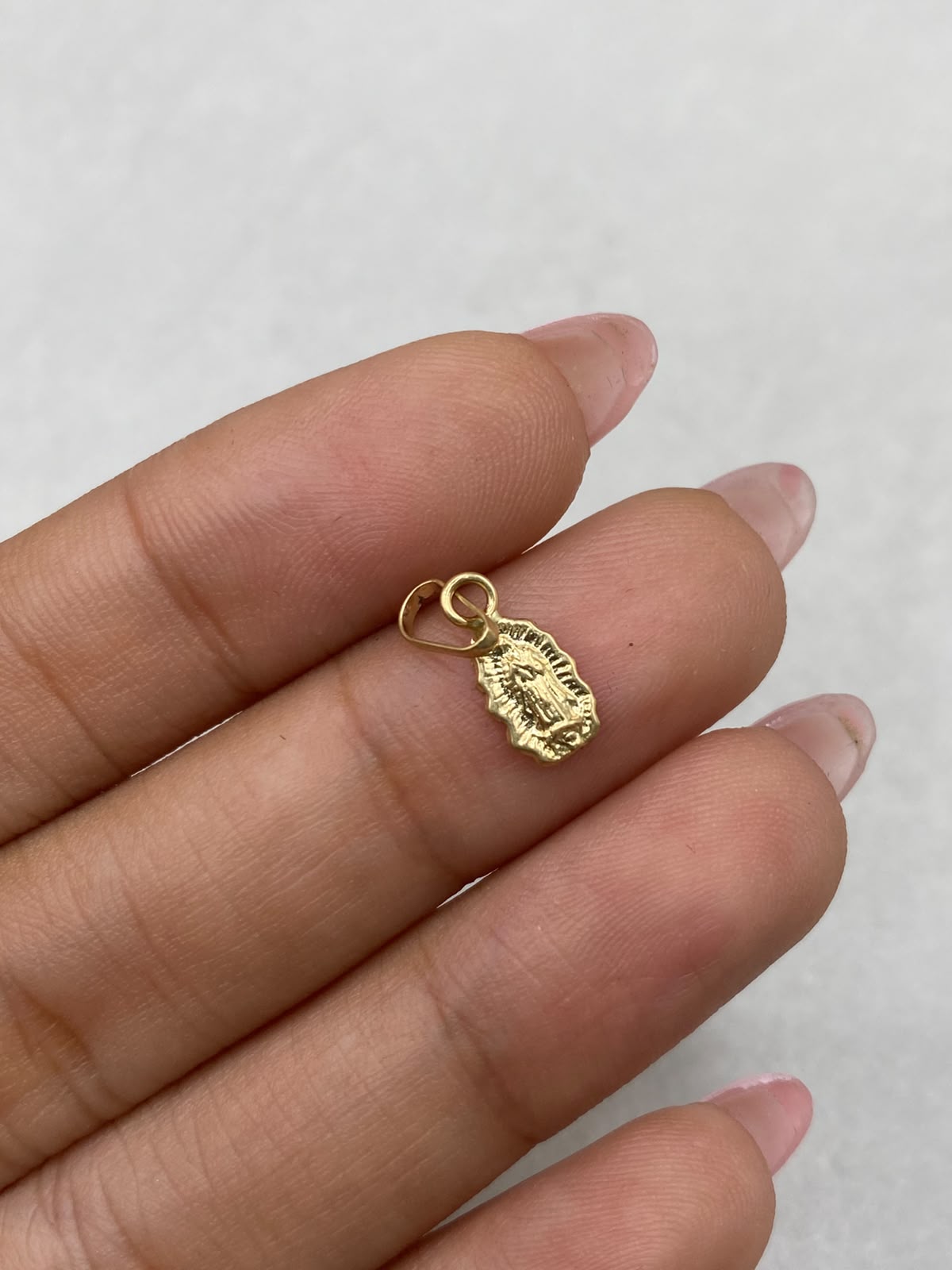 Dije silueta virgen de guadalupe  Oro amarillo 18k 0,25 Gr / 5,40 mm / 1,5 Cm